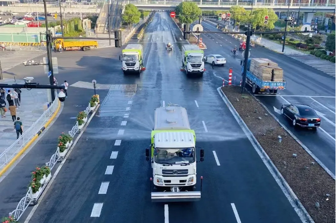 路面见本色丨Z6.COM-尊龙集团环境新能源环卫装备服务上海进博会！