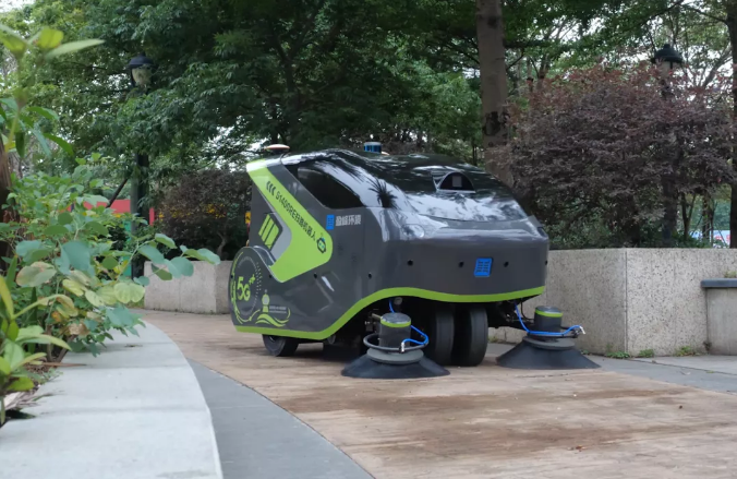 Z6.COM-尊龙集团环境5G环卫机器人亮相2021中国创新创业成果交易会